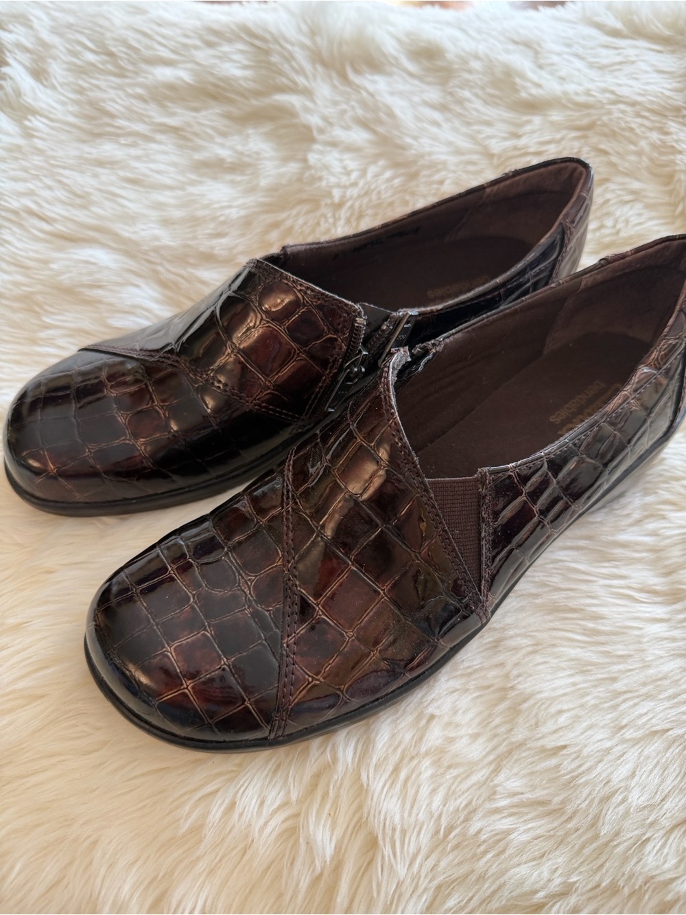 New Clarks Women's Brown Croc-Embossed Slip-On Loafers